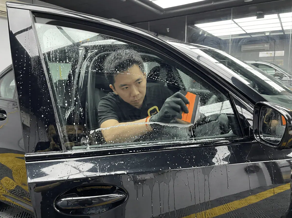 Pembersihan cermin lima peringkat semasa pemasangan tinted pada BMW 3 Series