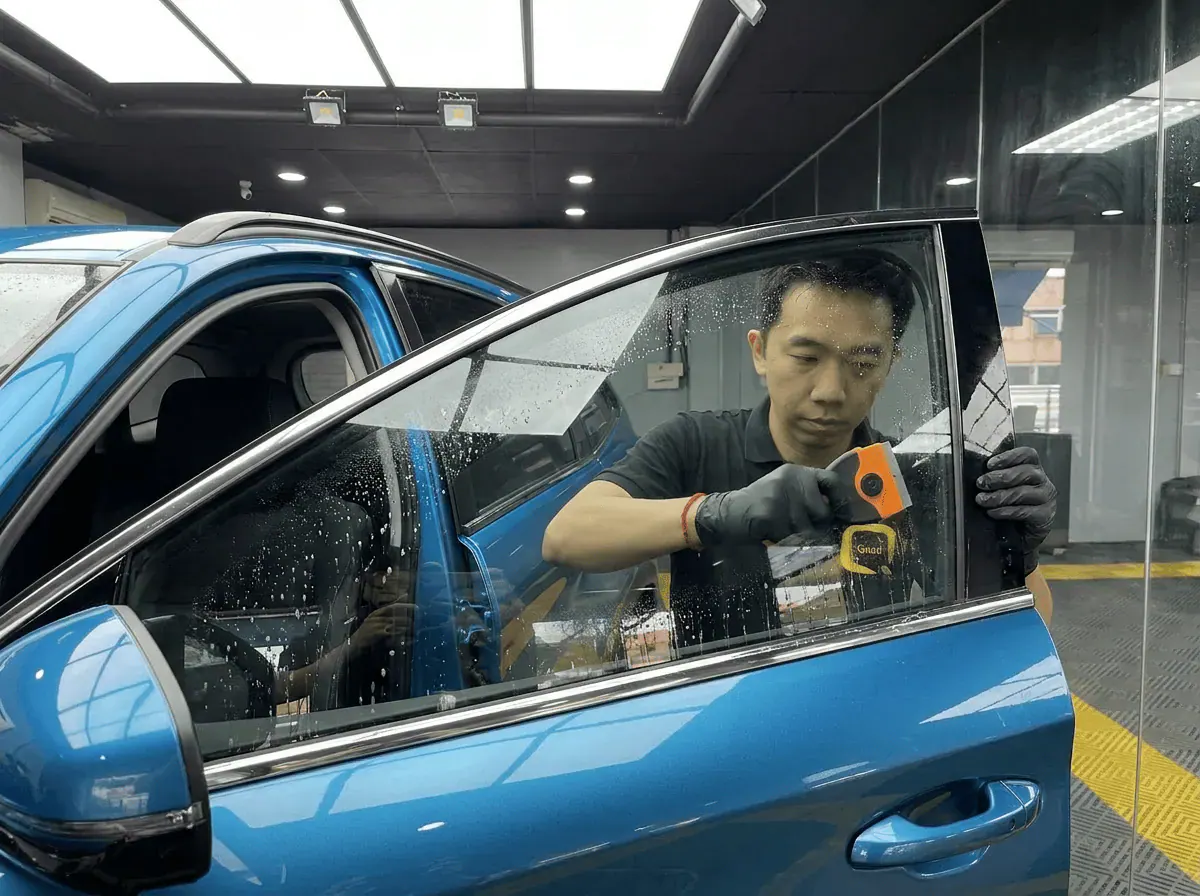 Pembersihan cermin lima peringkat semasa pemasangan tinted pada BYD Atto 3
