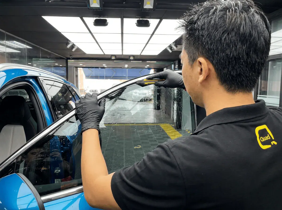 Pemotongan filem tepat semasa pemasangan tinted pada BYD Atto 3