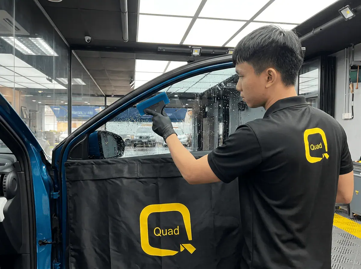 Pemasangan filem dan penyingkiran air semasa pemasangan tinted pada BYD Atto 3