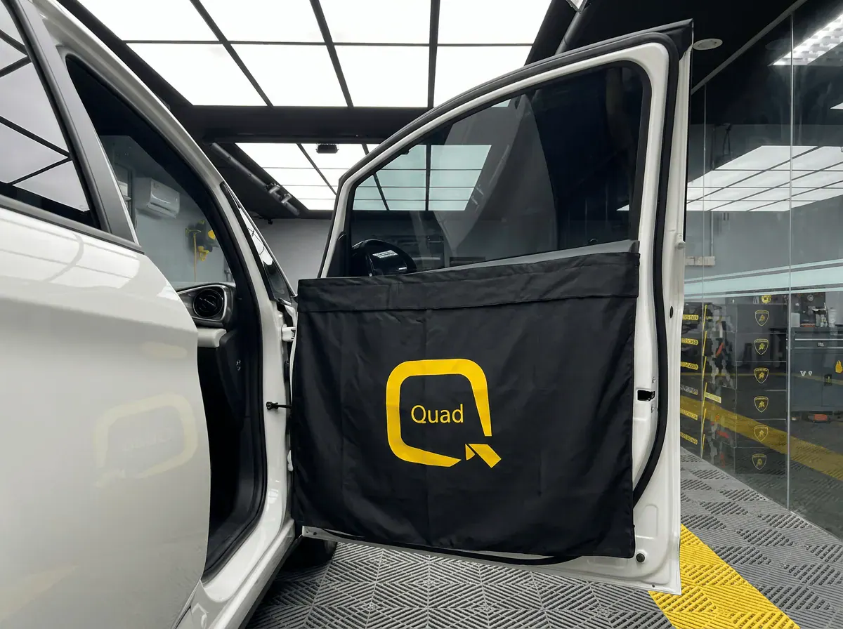 Perlindungan panel pintu semasa pemasangan tinted pada BYD Dolphin