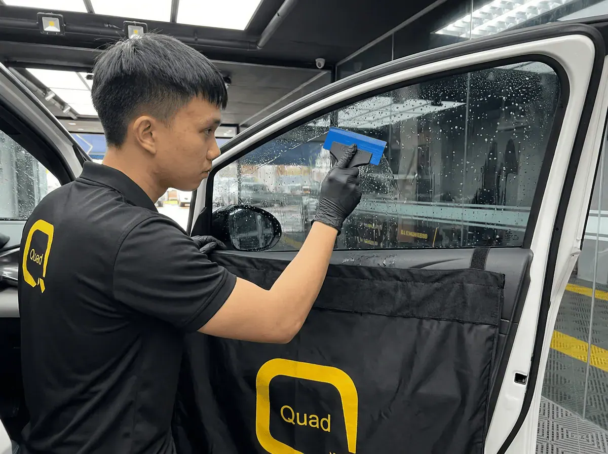 Pemasangan filem dan penyingkiran air semasa pemasangan tinted pada BYD Dolphin