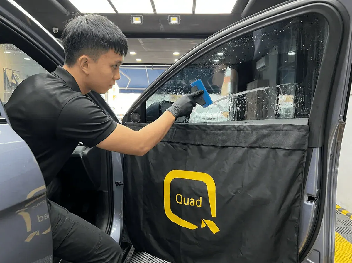 Pemasangan filem dan penyingkiran air semasa pemasangan tinted pada BYD Seal