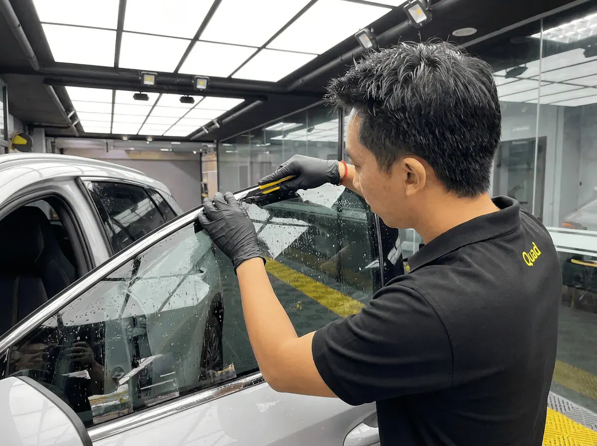 Pemotongan filem tepat semasa pemasangan tinted pada BYD Sealion 7