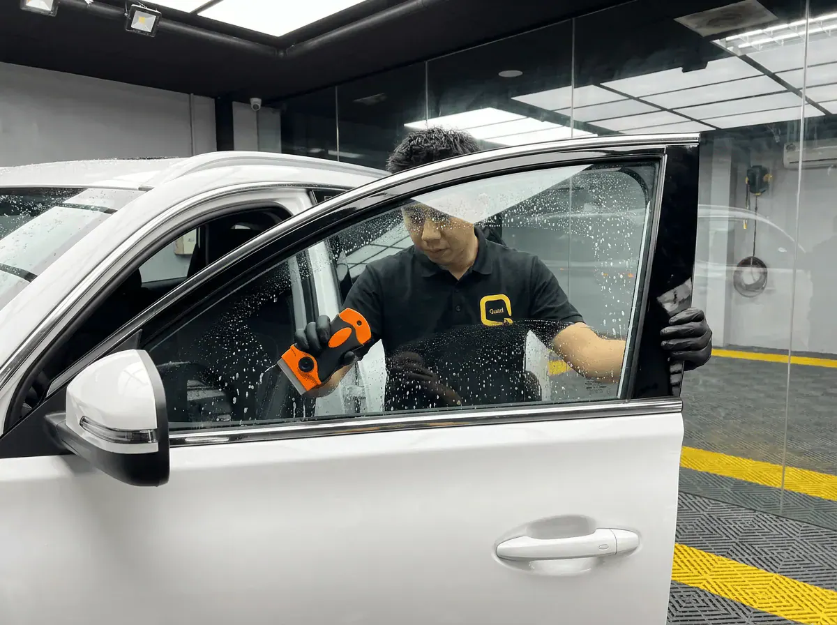 Pembersihan cermin lima peringkat semasa pemasangan tinted pada Chery Tiggo 7 Pro