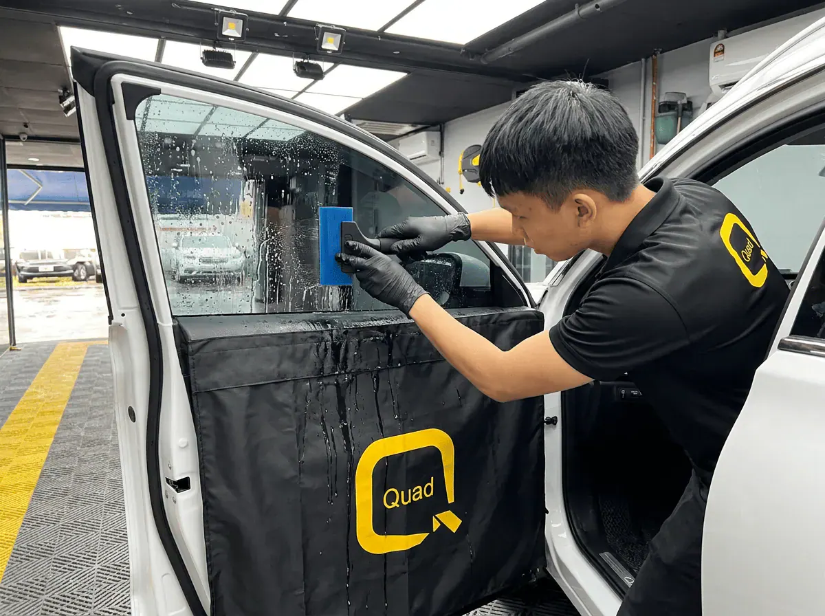 Pemasangan filem dan penyingkiran air semasa pemasangan tinted pada Chery Tiggo 7 Pro