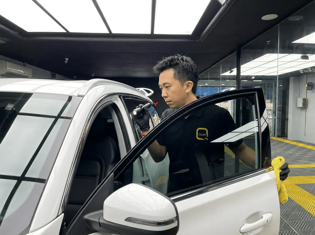 Pemeriksaan kualiti dengan lampu suluh semasa pemasangan tinted pada Chery Tiggo 7 Pro