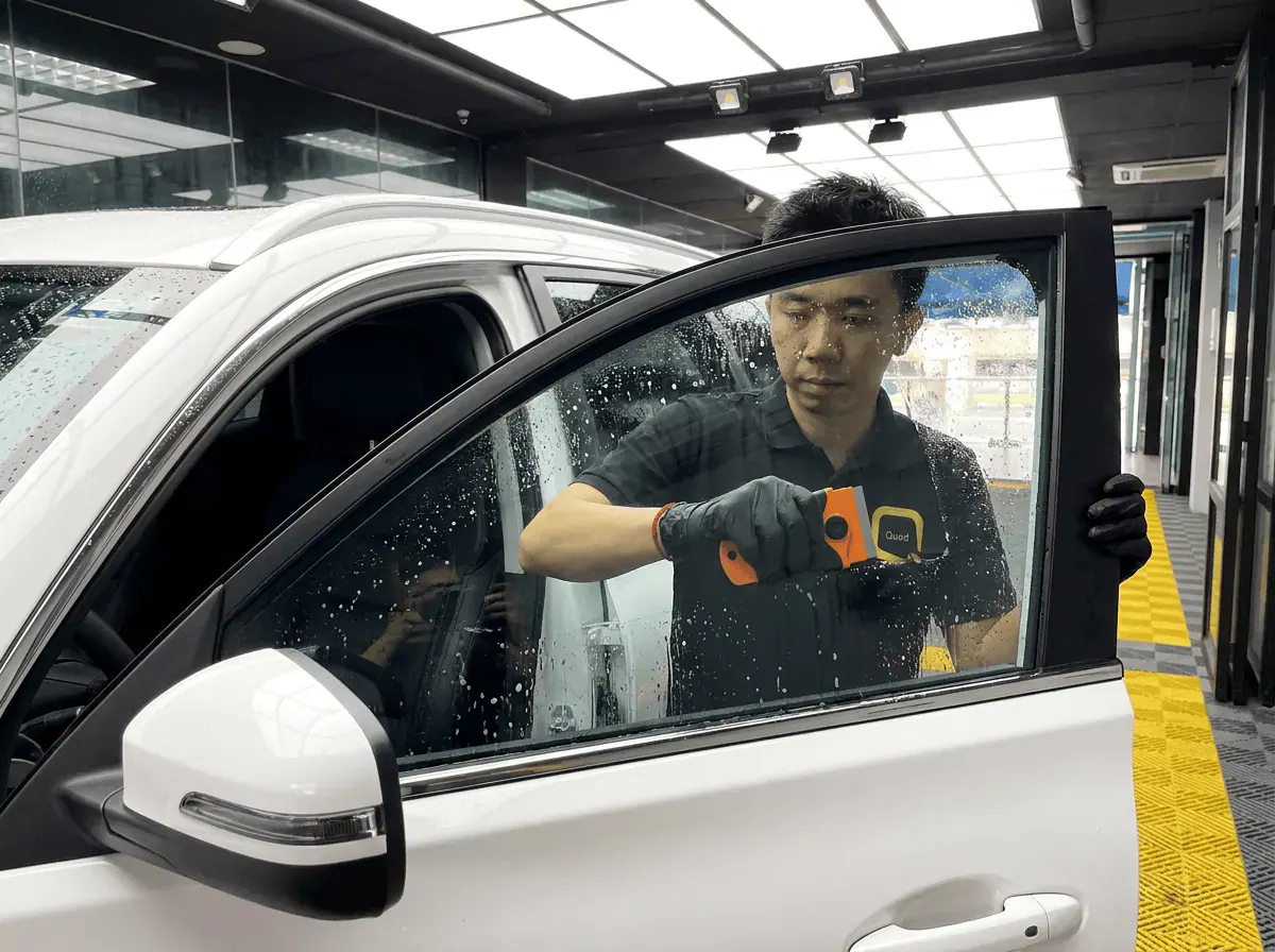 Pembersihan cermin lima peringkat semasa pemasangan tinted pada Chery Tiggo 8 Pro