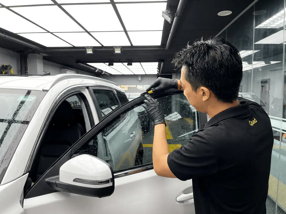 Pemotongan filem tepat semasa pemasangan tinted pada Chery Tiggo 8 Pro