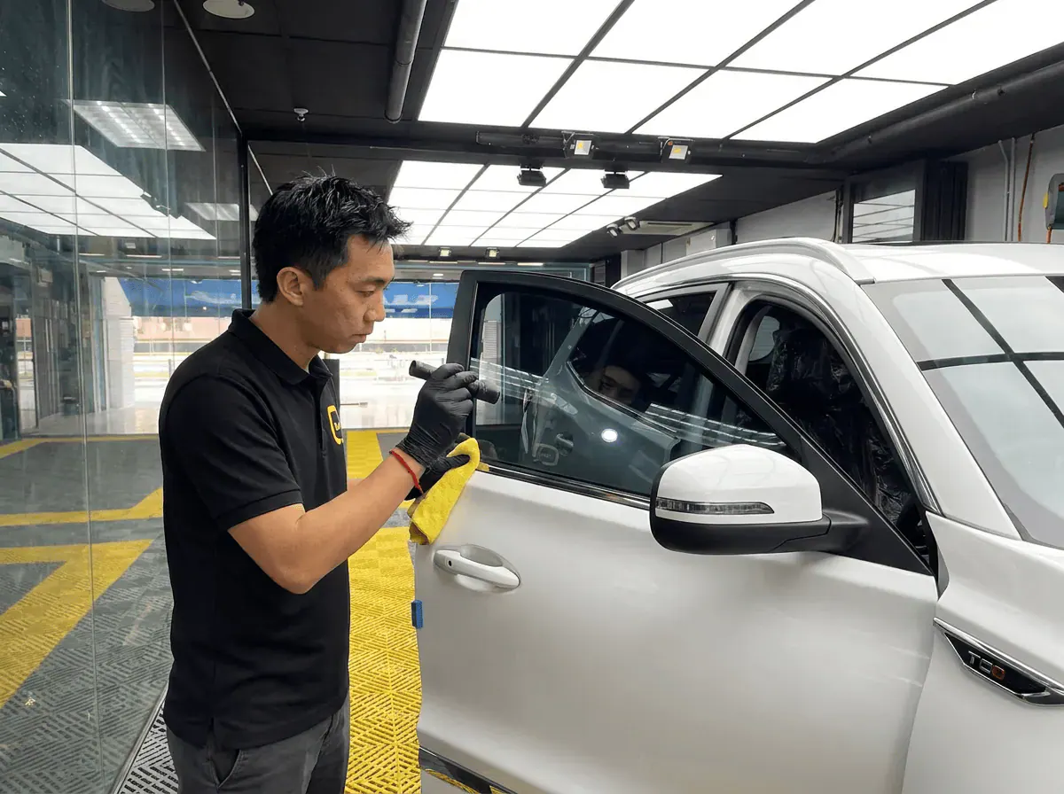 Pemeriksaan kualiti dengan lampu suluh semasa pemasangan tinted pada Chery Tiggo 8 Pro