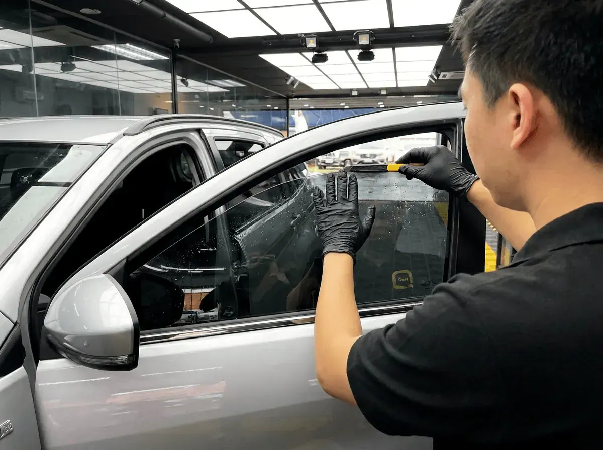 Pemotongan filem tepat semasa pemasangan tinted pada Honda Accord