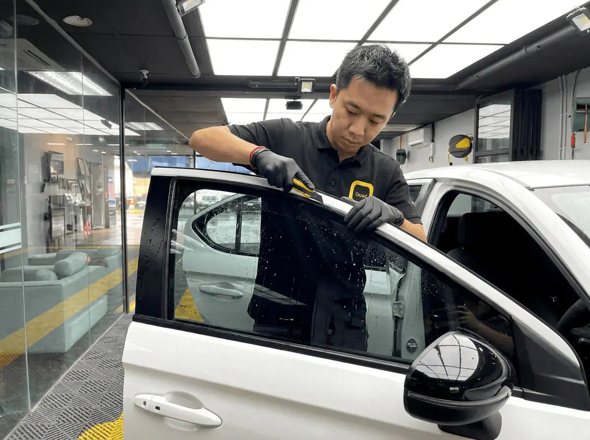 Pemotongan filem tepat semasa pemasangan tinted pada Honda City