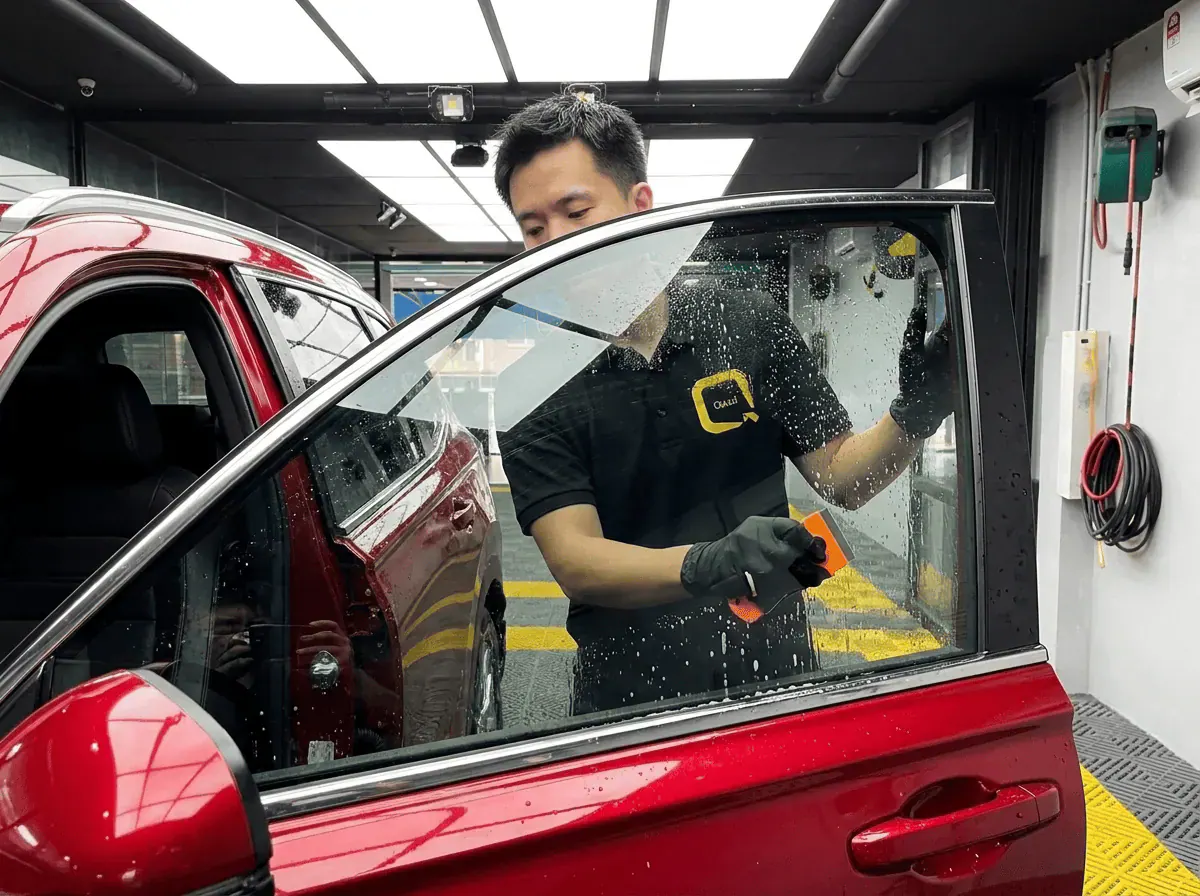 Pembersihan cermin lima peringkat semasa pemasangan tinted pada Honda CR-V