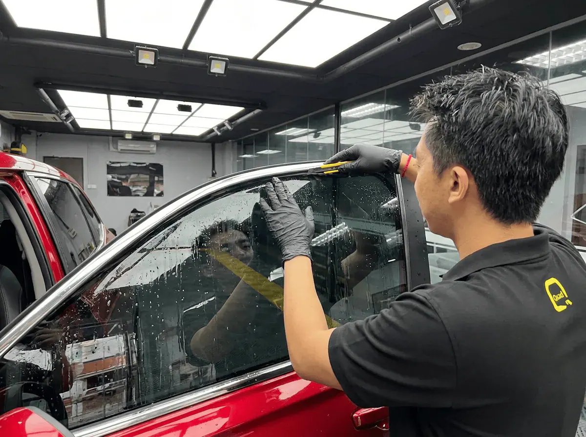 Pemotongan filem tepat semasa pemasangan tinted pada Honda CR-V
