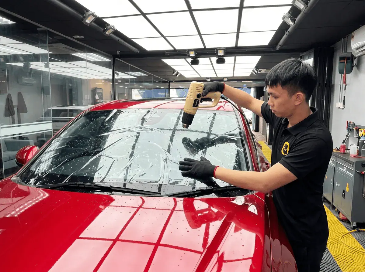 Pengecutan haba terkawal semasa pemasangan tinted pada Honda CR-V