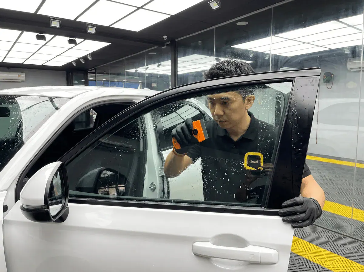 Pembersihan cermin lima peringkat semasa pemasangan tinted pada Honda HR-V