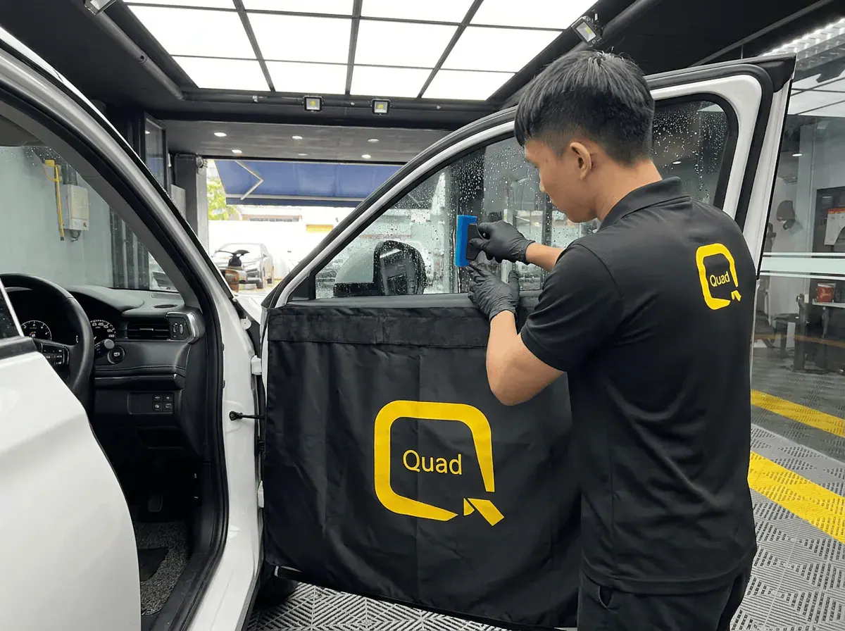 Pemasangan filem dan penyingkiran air semasa pemasangan tinted pada Honda HR-V