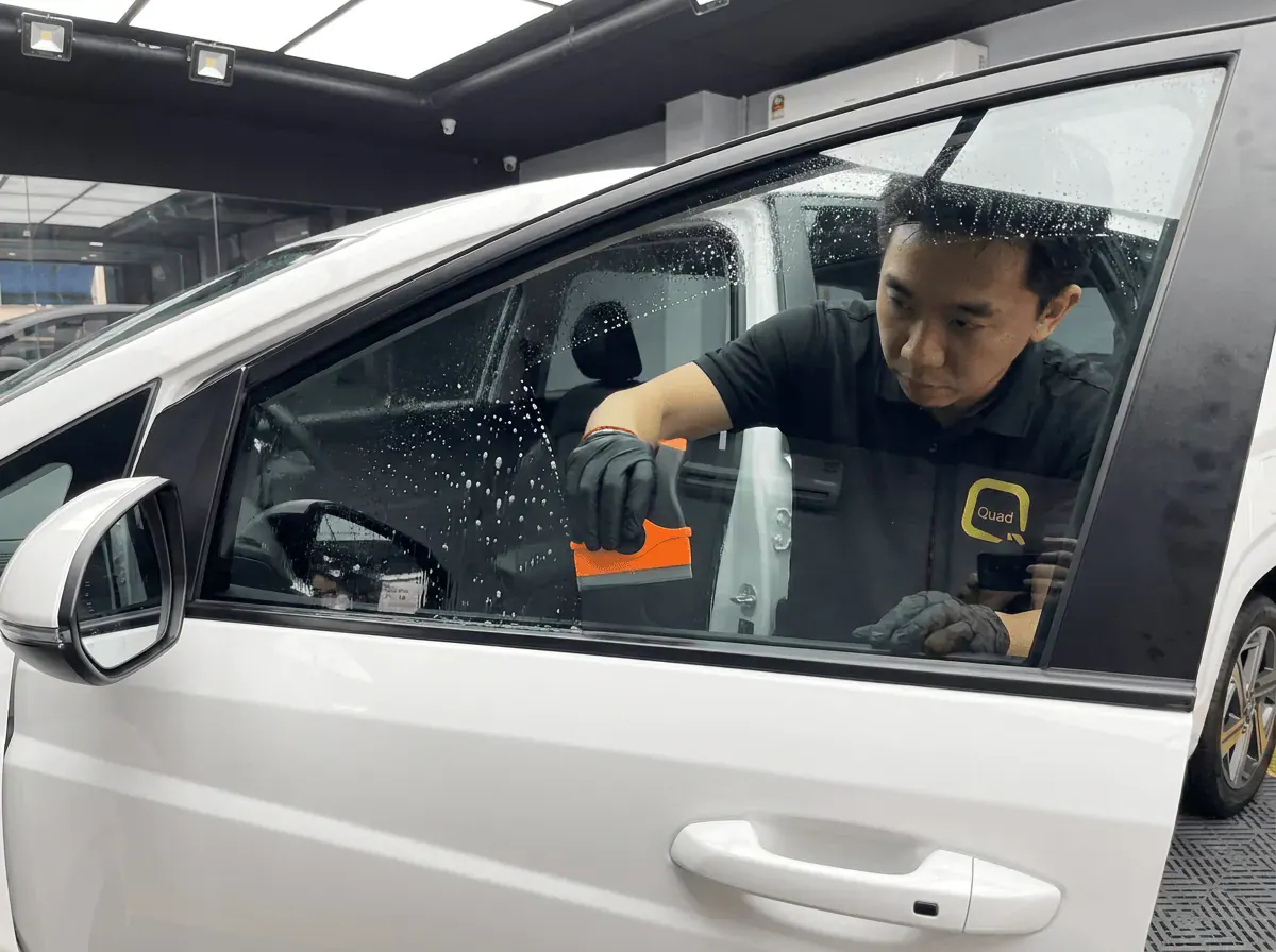 Pembersihan cermin lima peringkat semasa pemasangan tinted pada Hyundai Stargazer