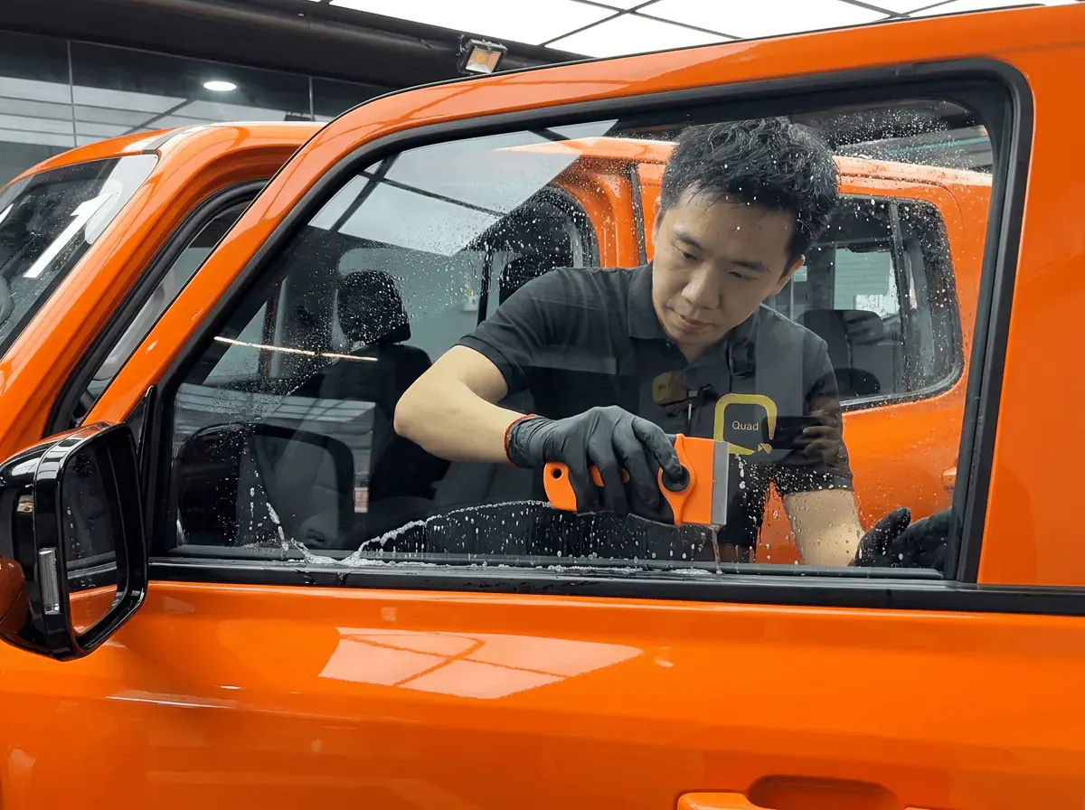 Pembersihan cermin lima peringkat semasa pemasangan tinted pada iCAUR V23