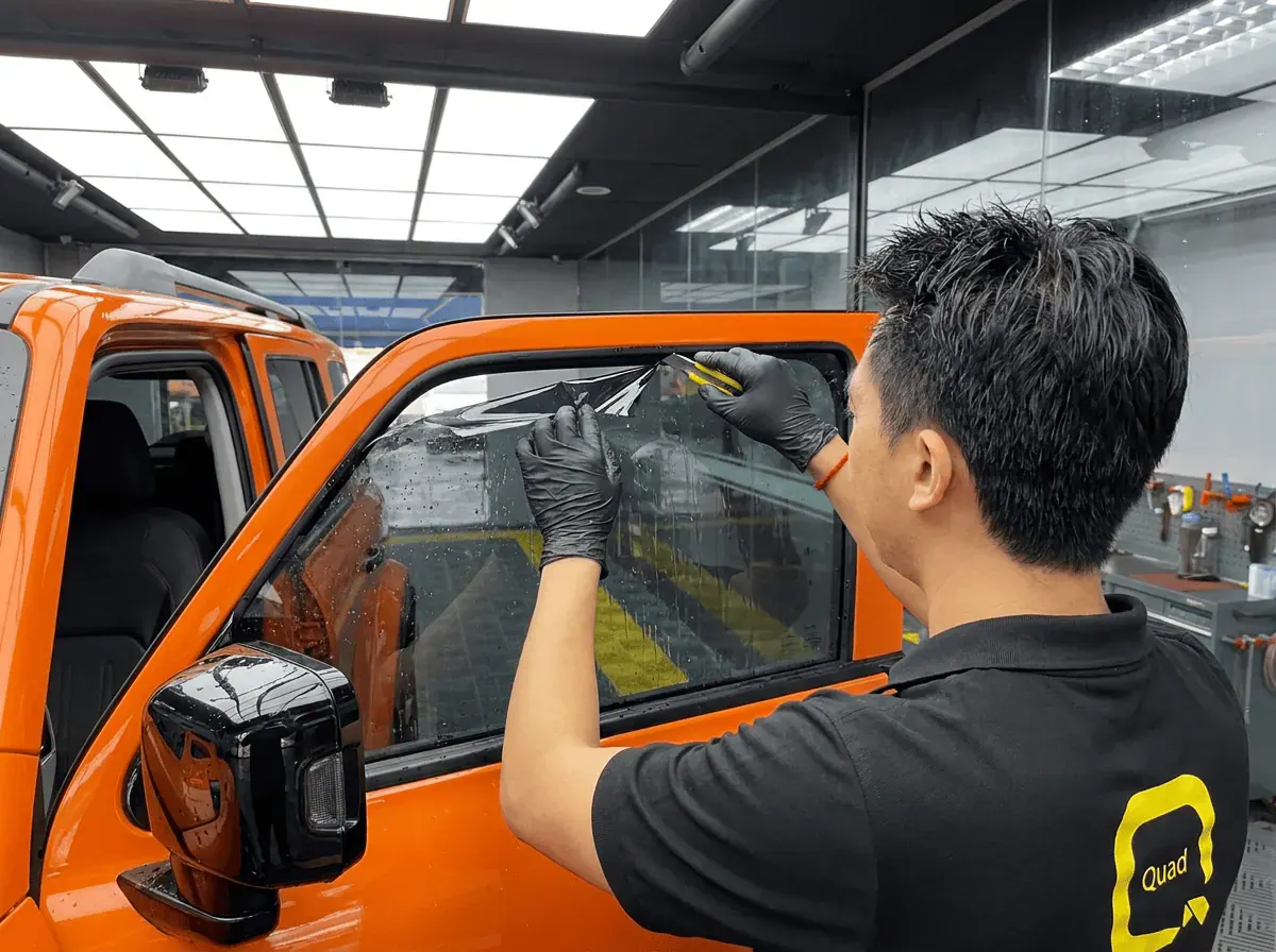 Pemotongan filem tepat semasa pemasangan tinted pada iCAUR V23