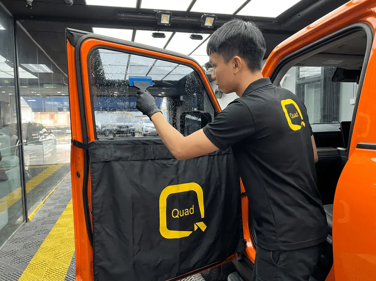 Pemasangan filem dan penyingkiran air semasa pemasangan tinted pada iCAUR V23