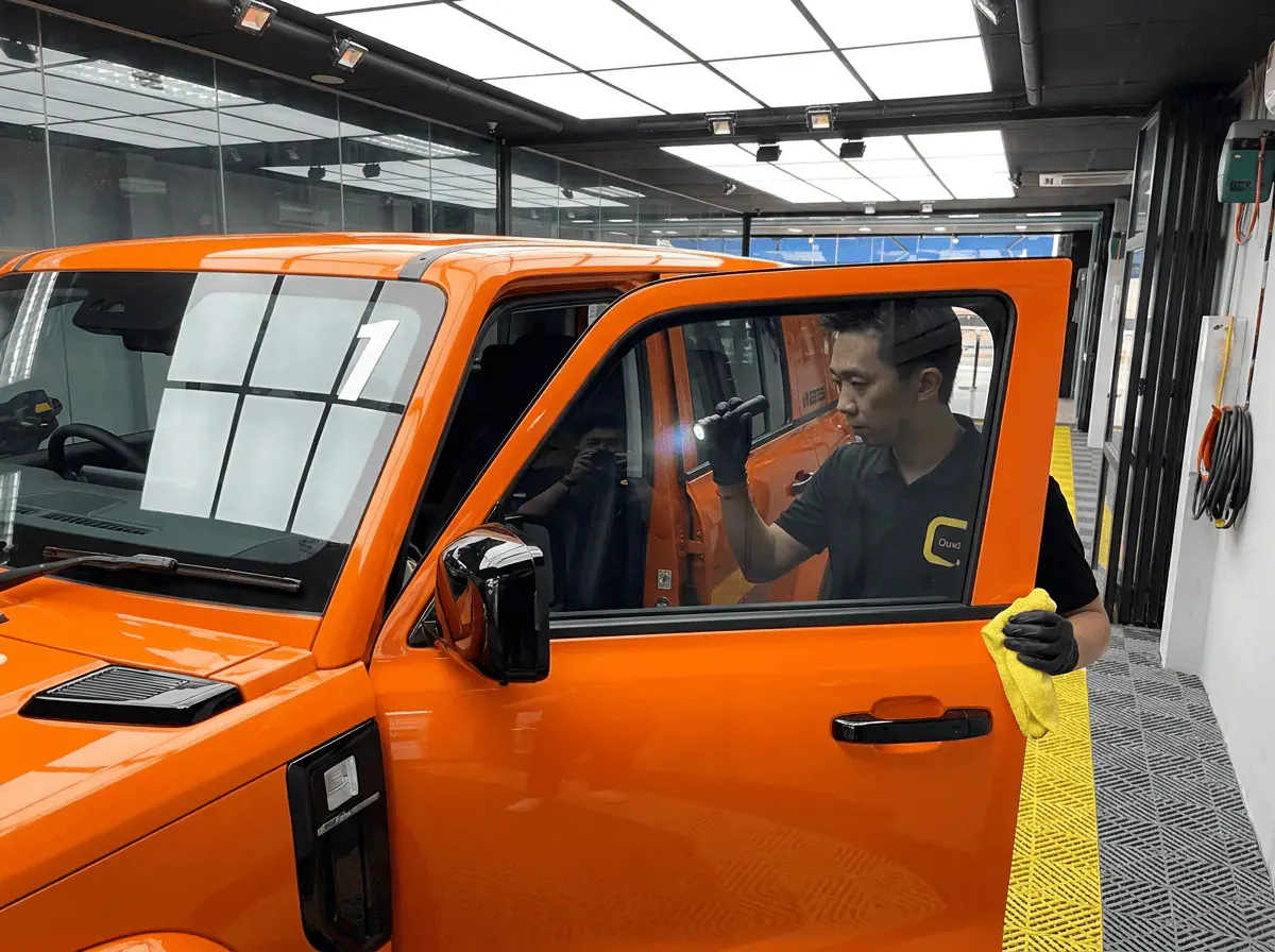 Pemeriksaan kualiti dengan lampu suluh semasa pemasangan tinted pada iCAUR V23