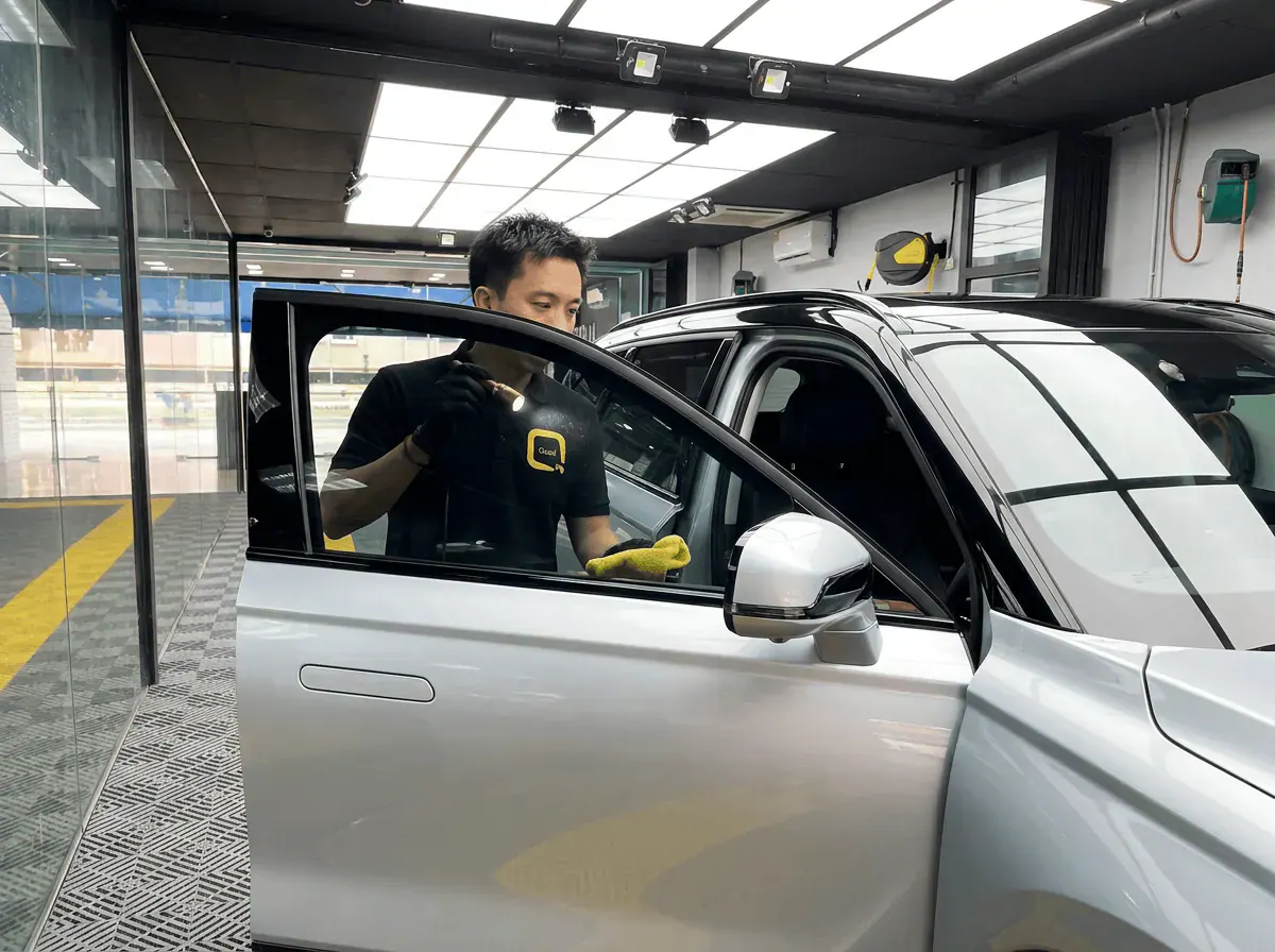 Pemeriksaan kualiti dengan lampu suluh semasa pemasangan tinted pada Jaecoo J7