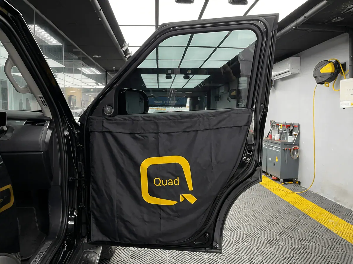 Perlindungan panel pintu semasa pemasangan tinted pada Jetour T2