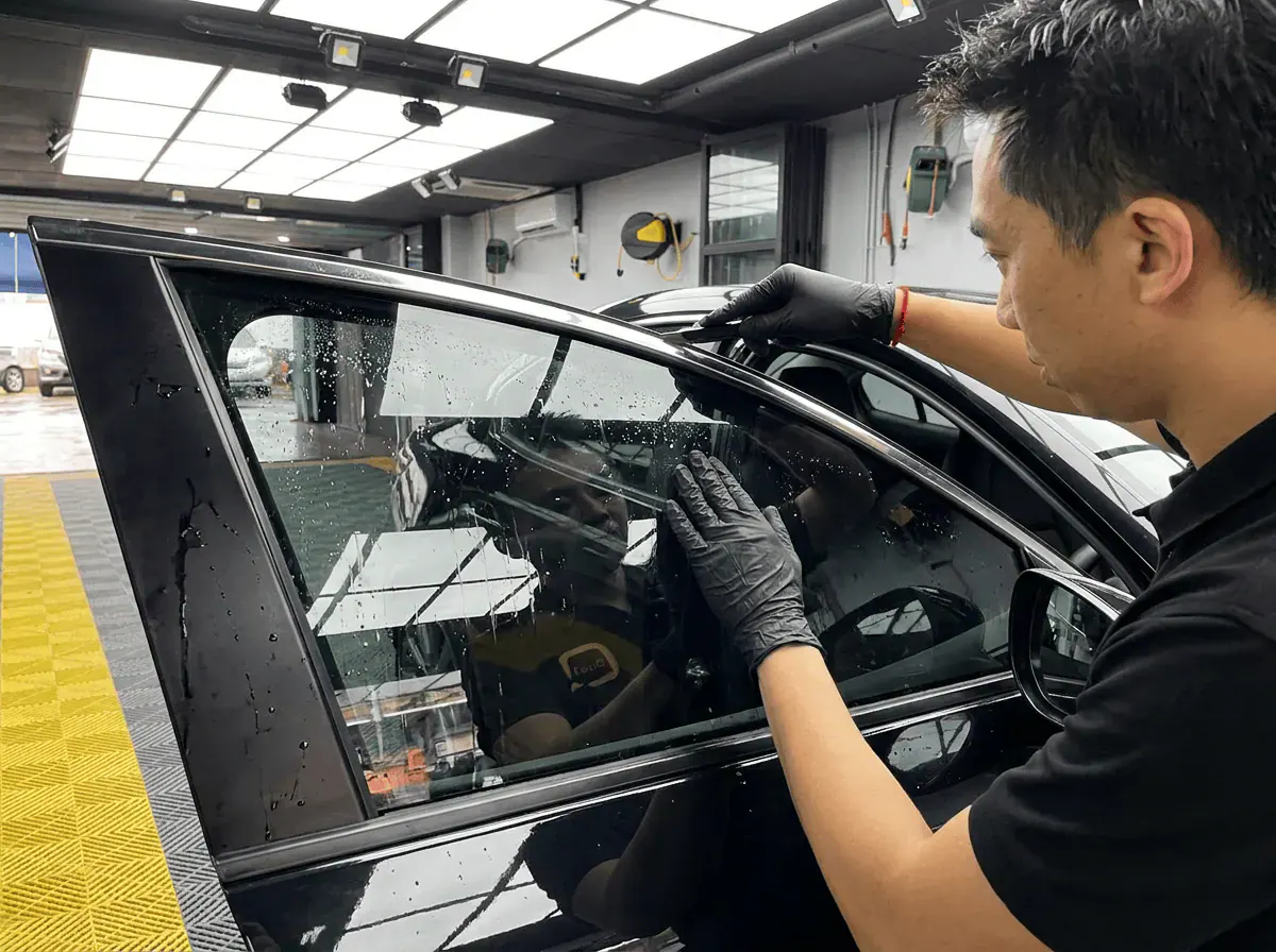 Pemotongan filem tepat semasa pemasangan tinted pada Mazda Mazda 3