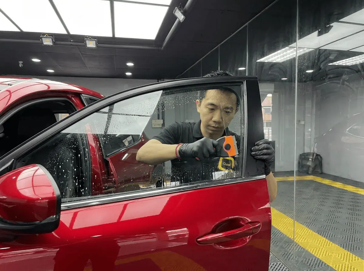 Pembersihan cermin lima peringkat semasa pemasangan tinted pada Mazda CX-30