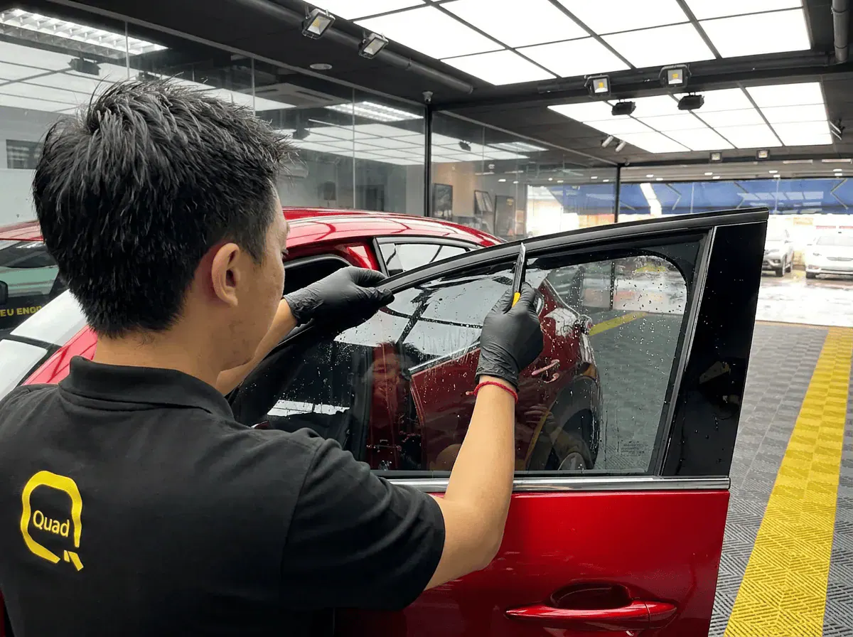 Pemotongan filem tepat semasa pemasangan tinted pada Mazda CX-30