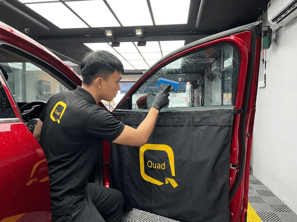 Pemasangan filem dan penyingkiran air semasa pemasangan tinted pada Mazda CX-30