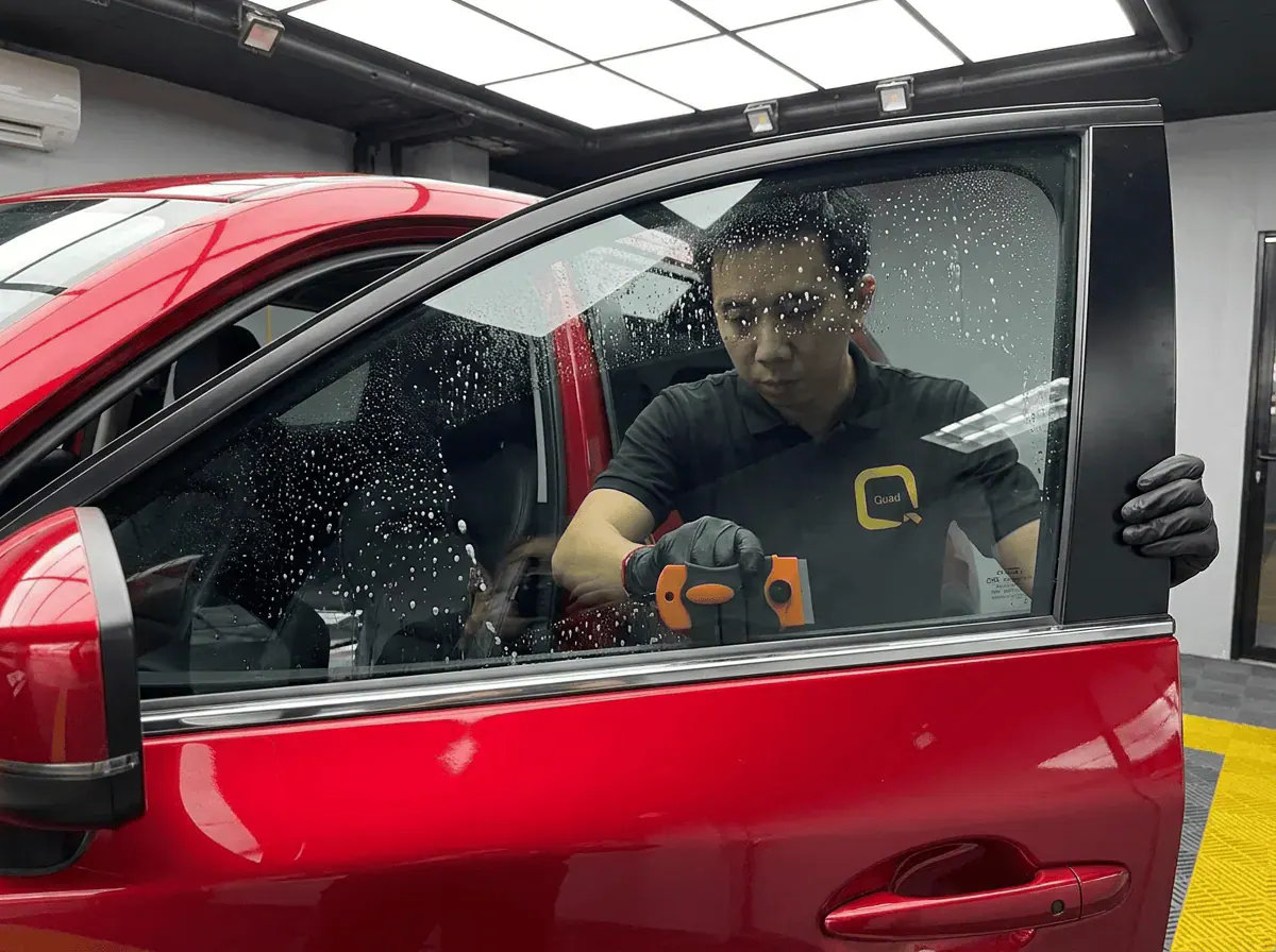 Pembersihan cermin lima peringkat semasa pemasangan tinted pada Mazda CX-5
