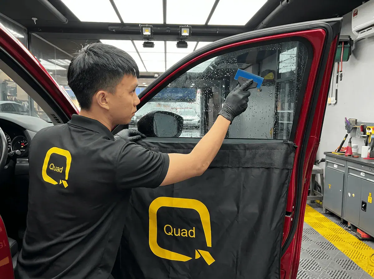 Pemasangan filem dan penyingkiran air semasa pemasangan tinted pada Mazda CX-5