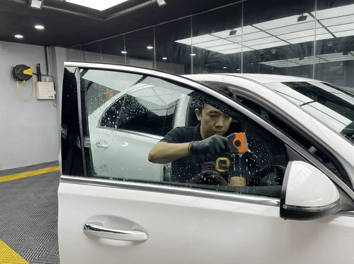 Pembersihan cermin lima peringkat semasa pemasangan tinted pada Mercedes-Benz C-Class