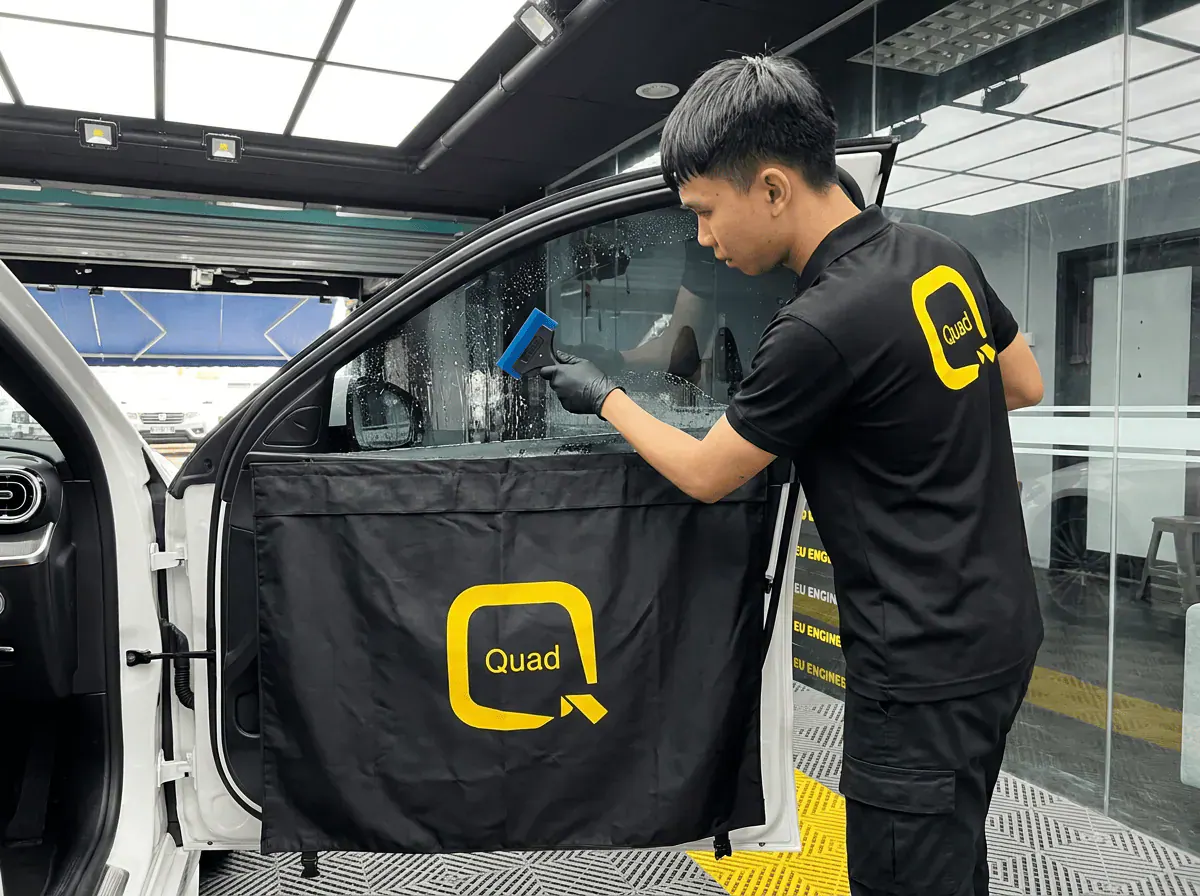 Pemasangan filem dan penyingkiran air semasa pemasangan tinted pada Mercedes-Benz C-Class