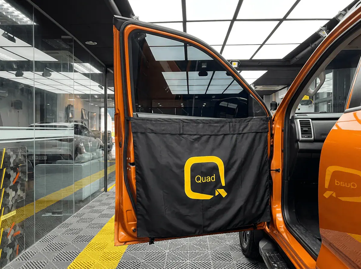 Perlindungan panel pintu semasa pemasangan tinted pada Mitsubishi Triton