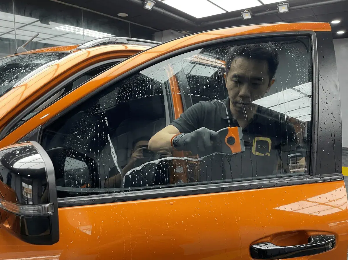 Pembersihan cermin lima peringkat semasa pemasangan tinted pada Mitsubishi Triton