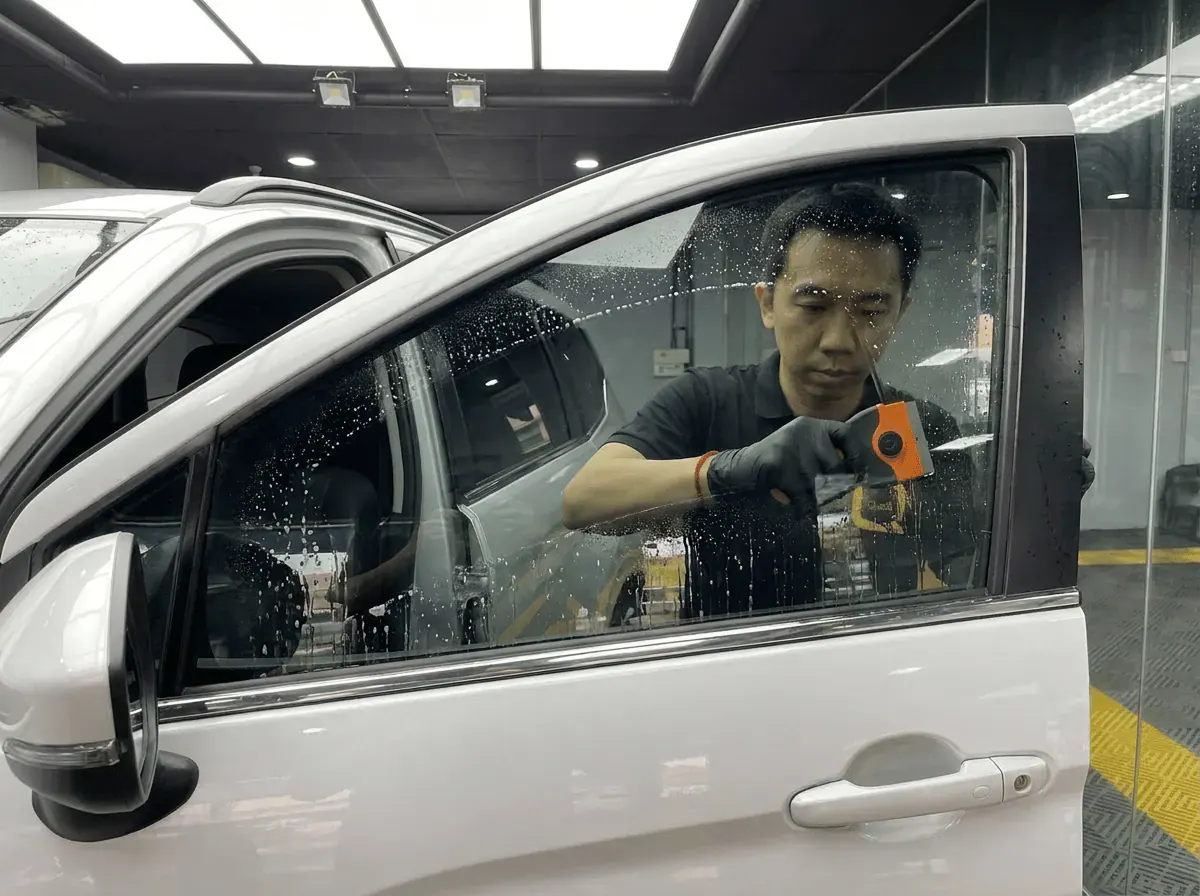 Pembersihan cermin lima peringkat semasa pemasangan tinted pada Mitsubishi Xpander