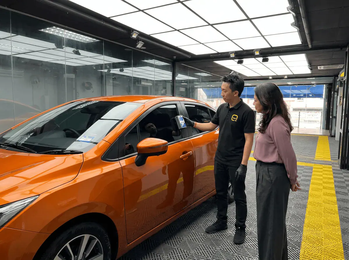 Pemeriksaan cermin dan semakan VLT semasa pemasangan tinted pada Nissan Almera