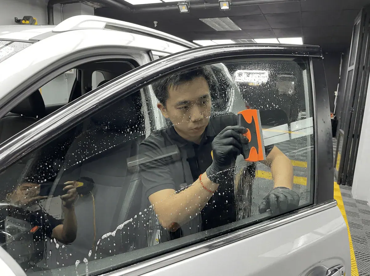 Pembersihan cermin lima peringkat semasa pemasangan tinted pada Nissan X-Trail