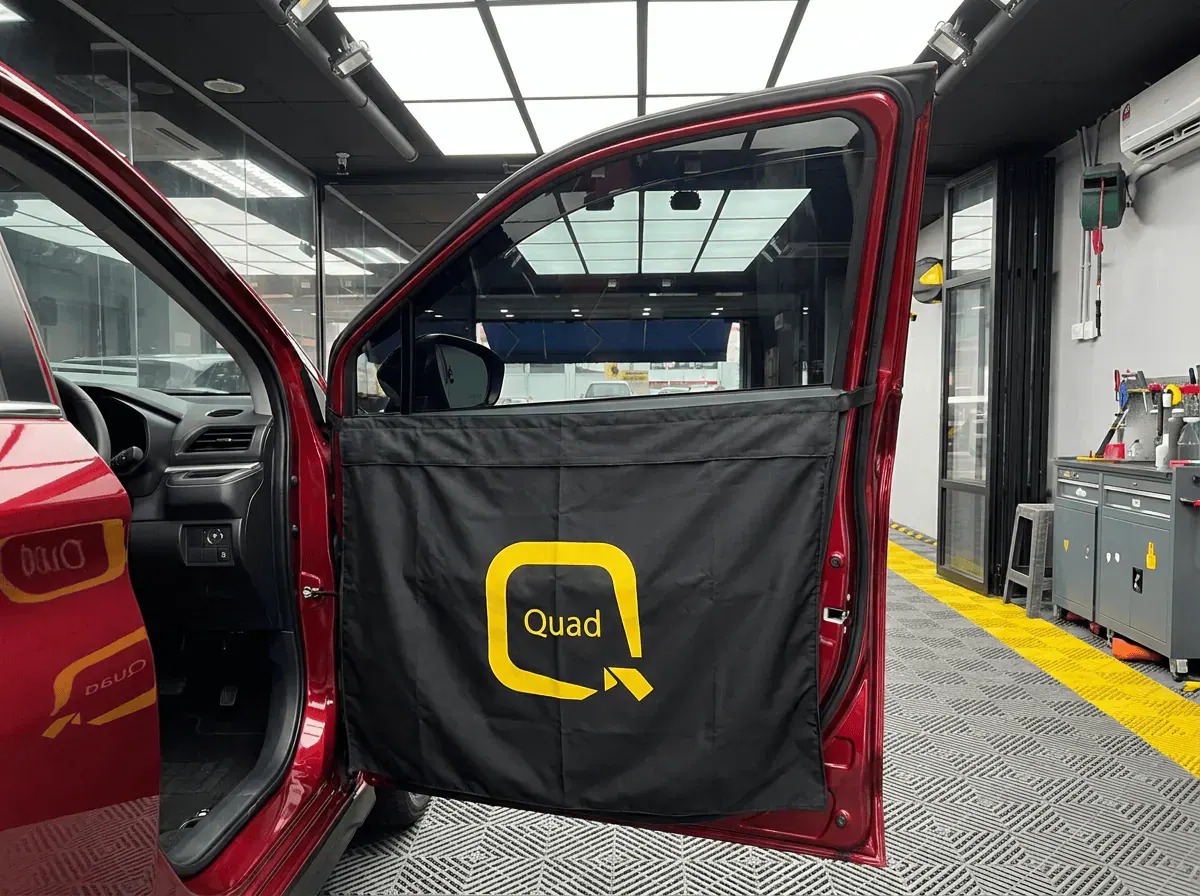 Perlindungan panel pintu semasa pemasangan tinted pada Perodua Alza