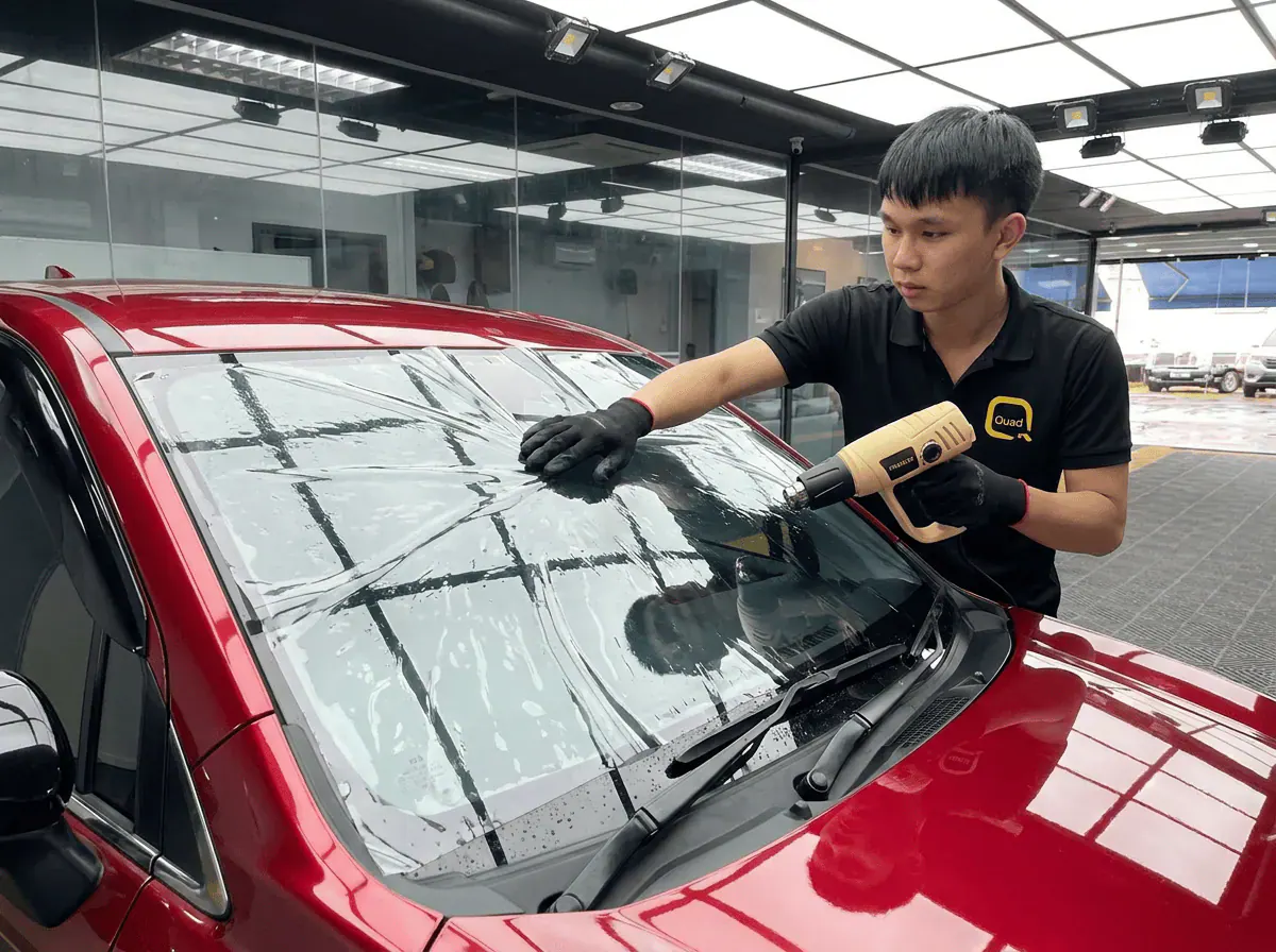 Pengecutan haba terkawal semasa pemasangan tinted pada Perodua Alza