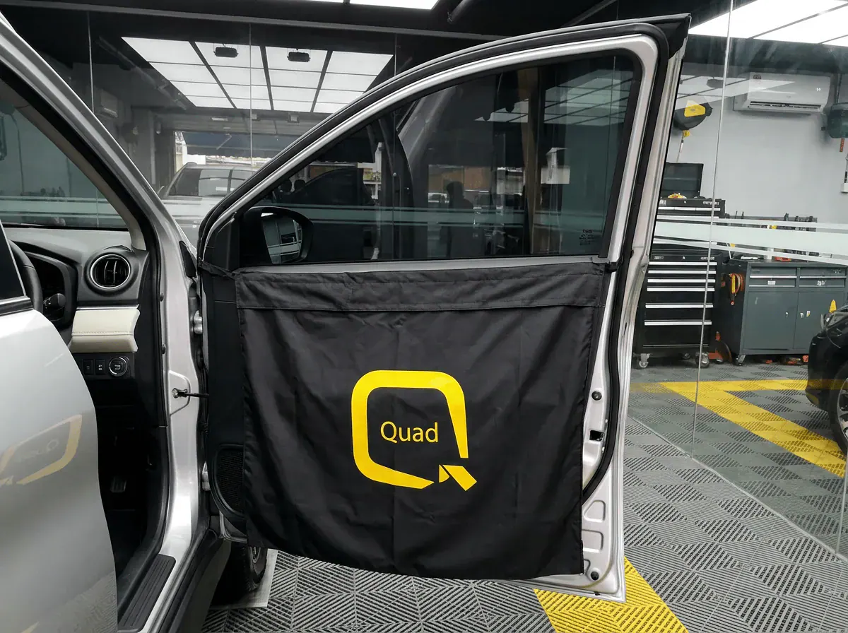 Perlindungan panel pintu semasa pemasangan tinted pada Perodua Aruz