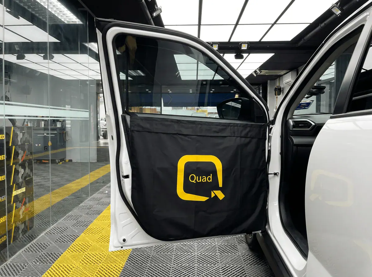 Perlindungan panel pintu semasa pemasangan tinted pada Perodua Ativa