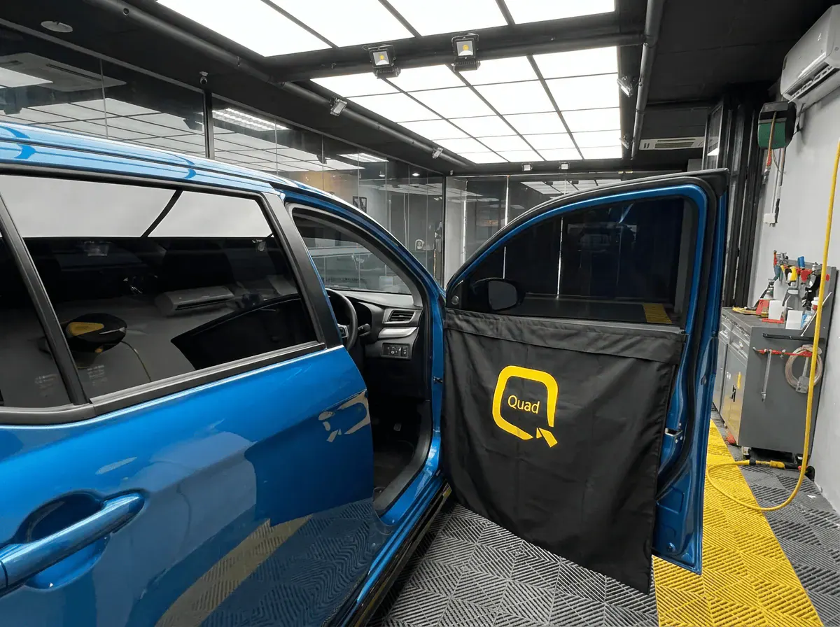 Perlindungan panel pintu semasa pemasangan tinted pada Perodua Axia