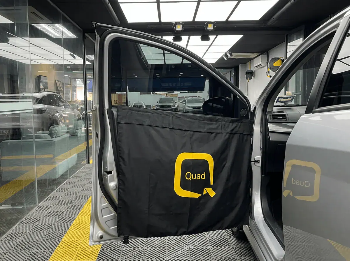 Perlindungan panel pintu semasa pemasangan tinted pada Perodua Bezza