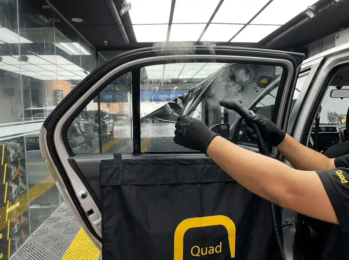 Menanggalkan tinted lama semasa pemasangan tinted pada Perodua Bezza