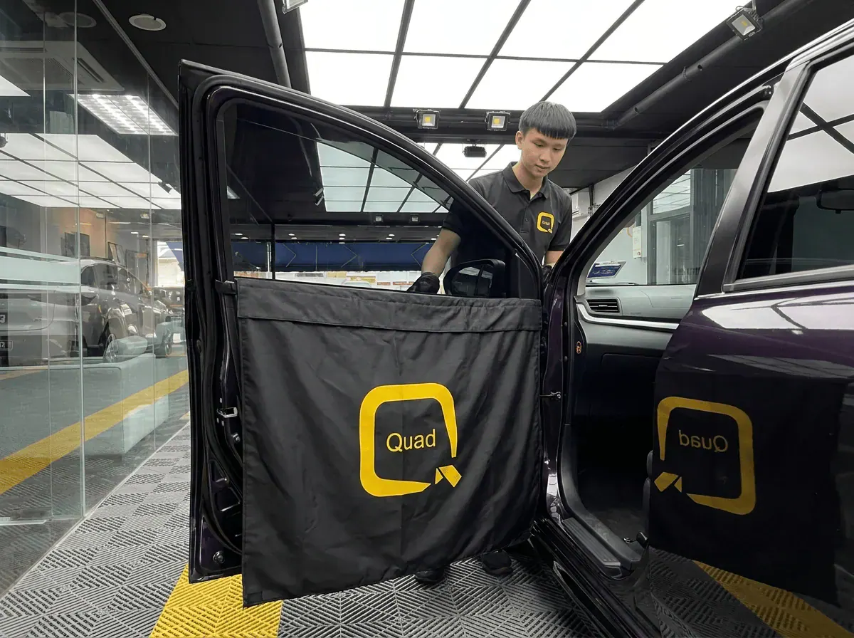 Perlindungan panel pintu semasa pemasangan tinted pada Perodua Myvi