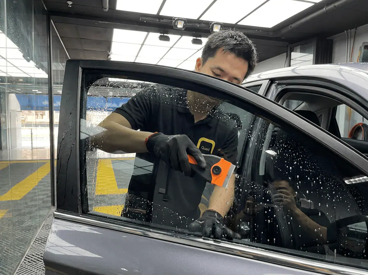 Pembersihan cermin lima peringkat semasa pemasangan tinted pada Proton S70